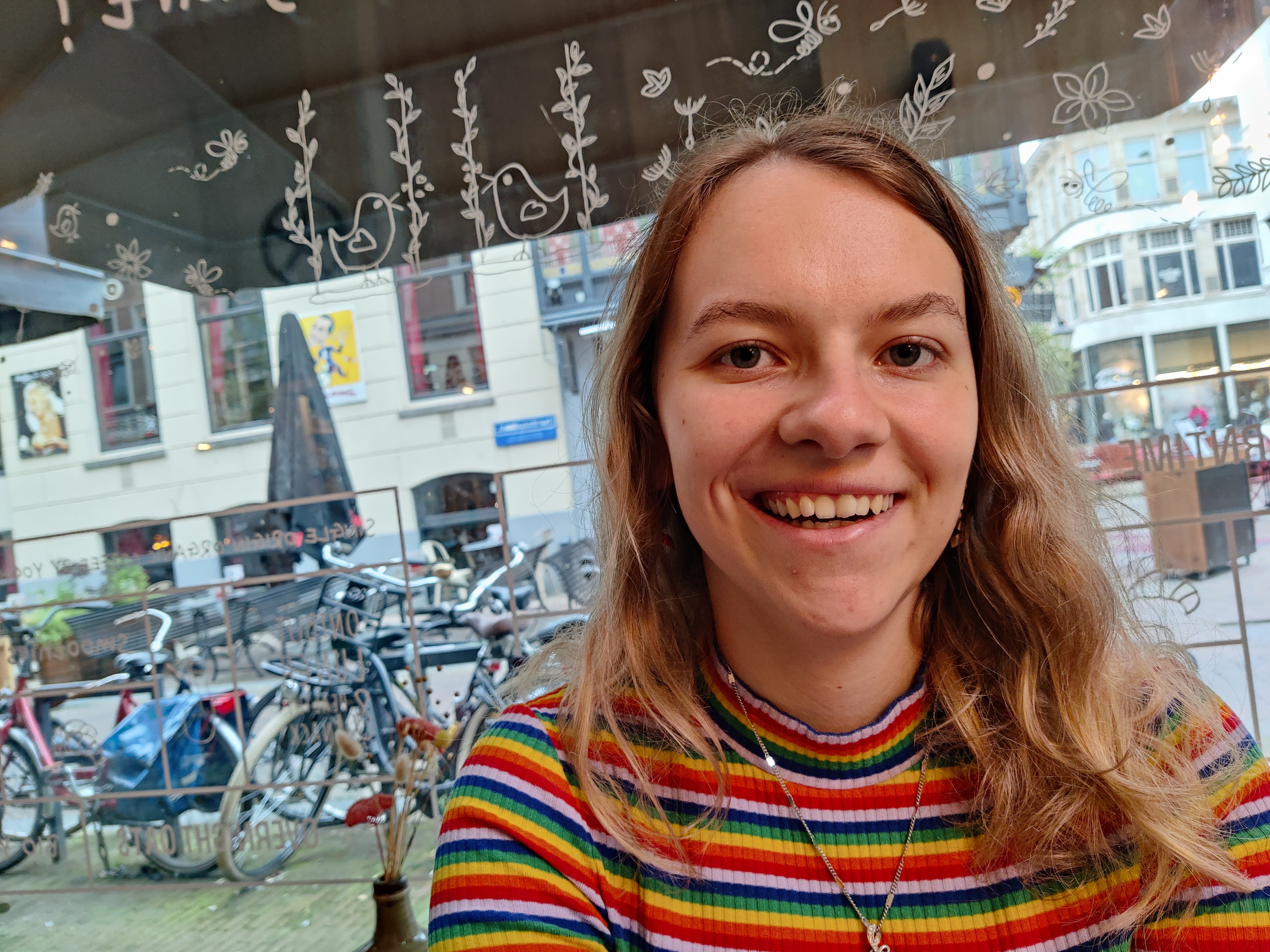 Jade, de maakster van de luiertaarten, creatief bezig