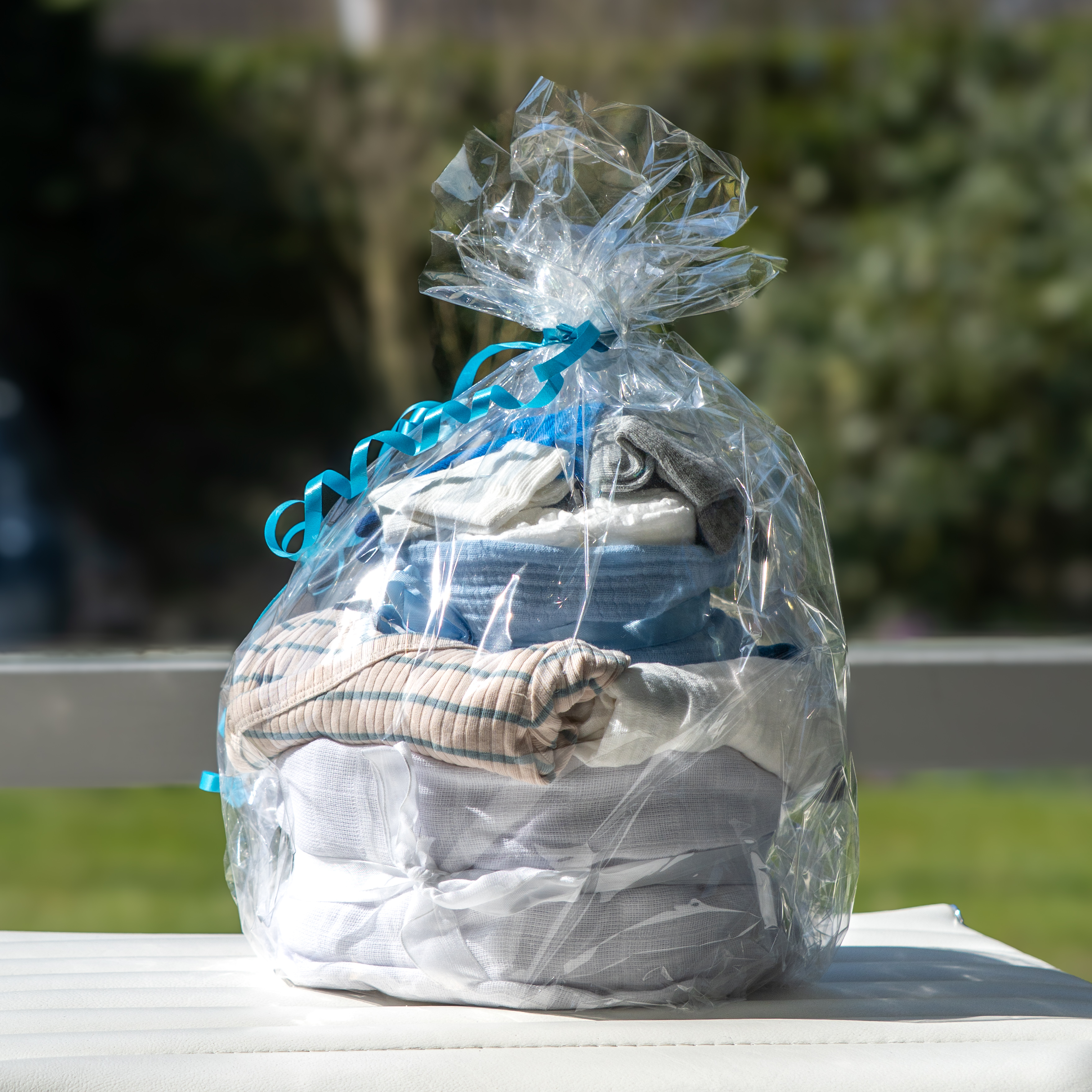 Kleine luiertaart voor een jongen met blauwe linten