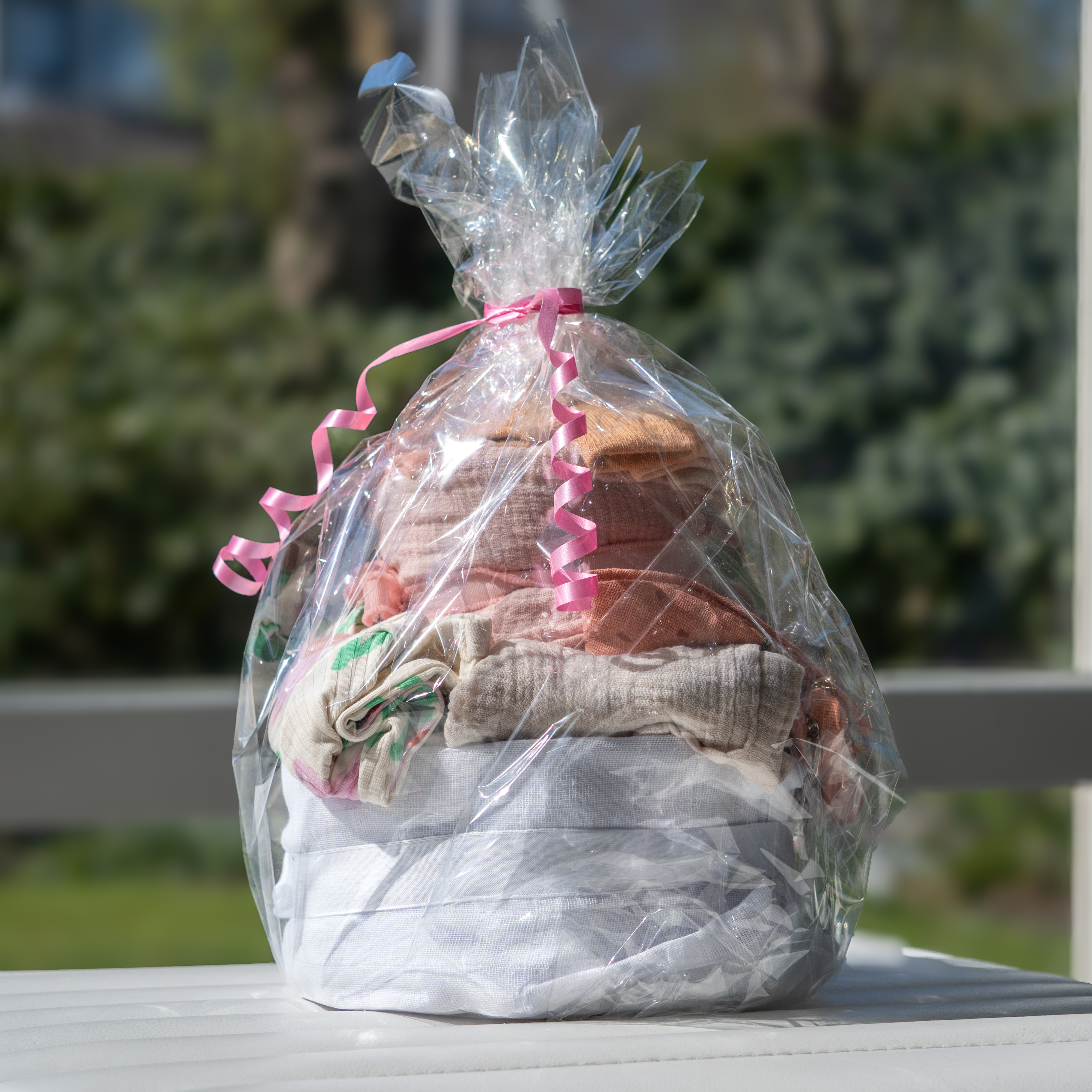 Kleine luiertaart voor een meisje met roze decoratie