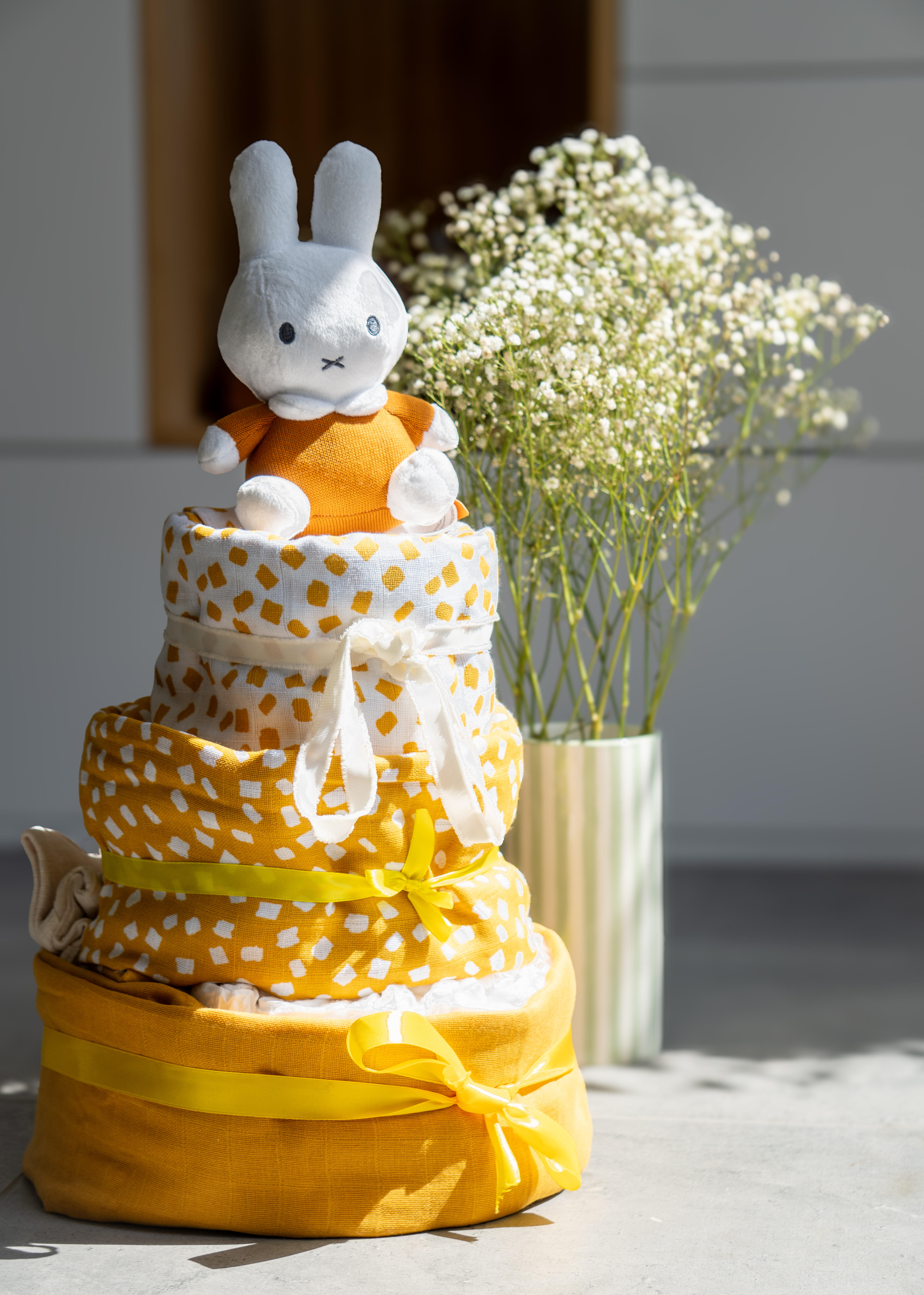 Creatieve handgemaakte luiertaart in de vorm van een plant