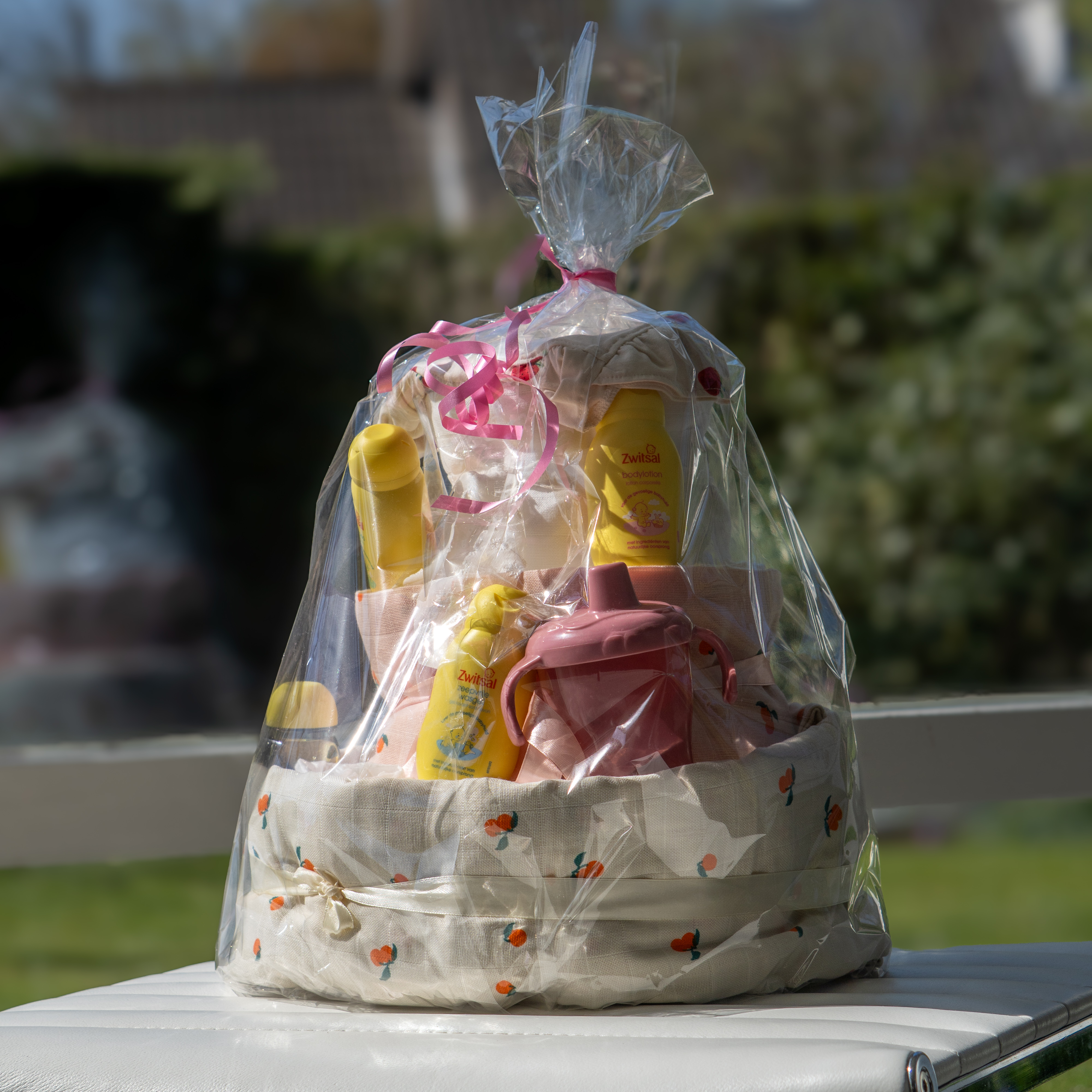 Rijkgevulde luiertaart met Zwitsal babyproducten