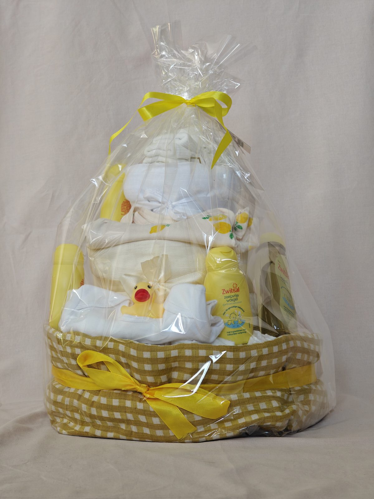 Rijkgevulde luiertaart met Zwitsal babyproducten